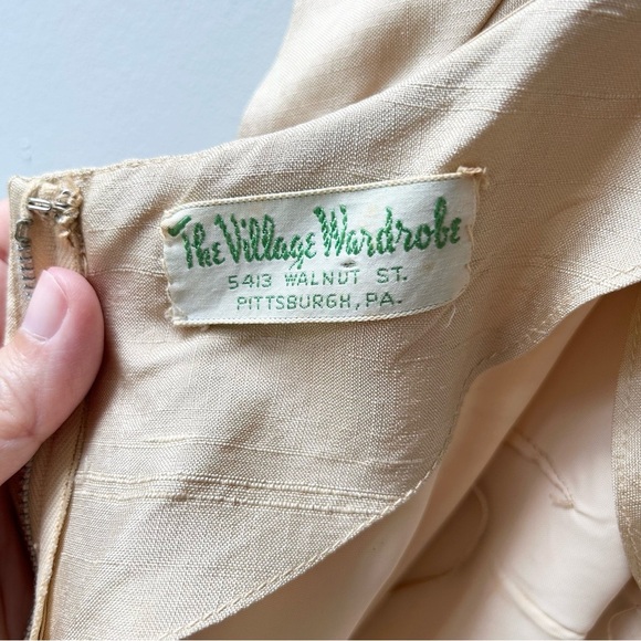 Vintage 1960s gold silk handmade sheath dress with front bow bodice detail - Picture 11 of 13